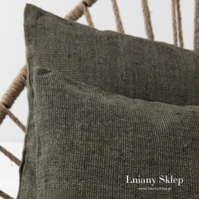 Poszewka wytakna z przędzy zielonej, piaskowej, czarnej i brązowej.