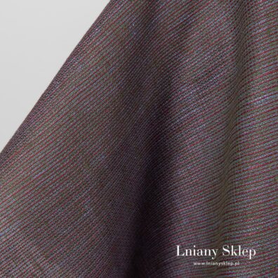 Tkanina z przędzy zielonej, niebieskiej i brązowej o czerwonym odcieniu.