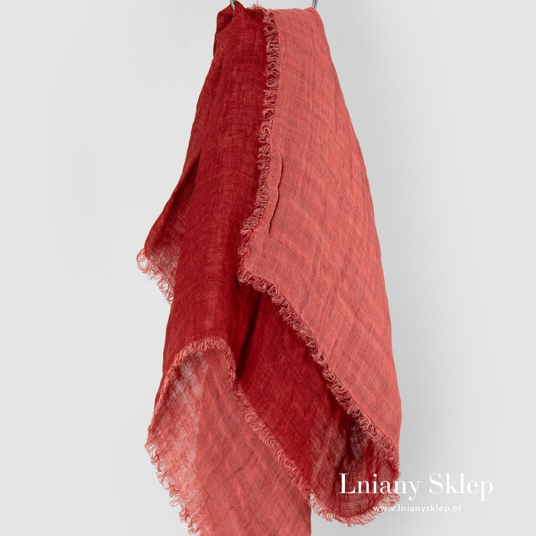 Czerwona dwustronna chusta lniana.