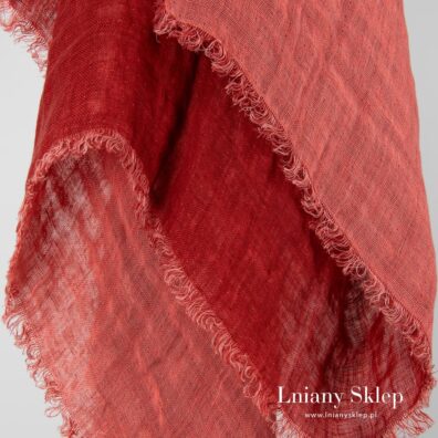 Brzegi chusty zdobią strzępione frędzelki.