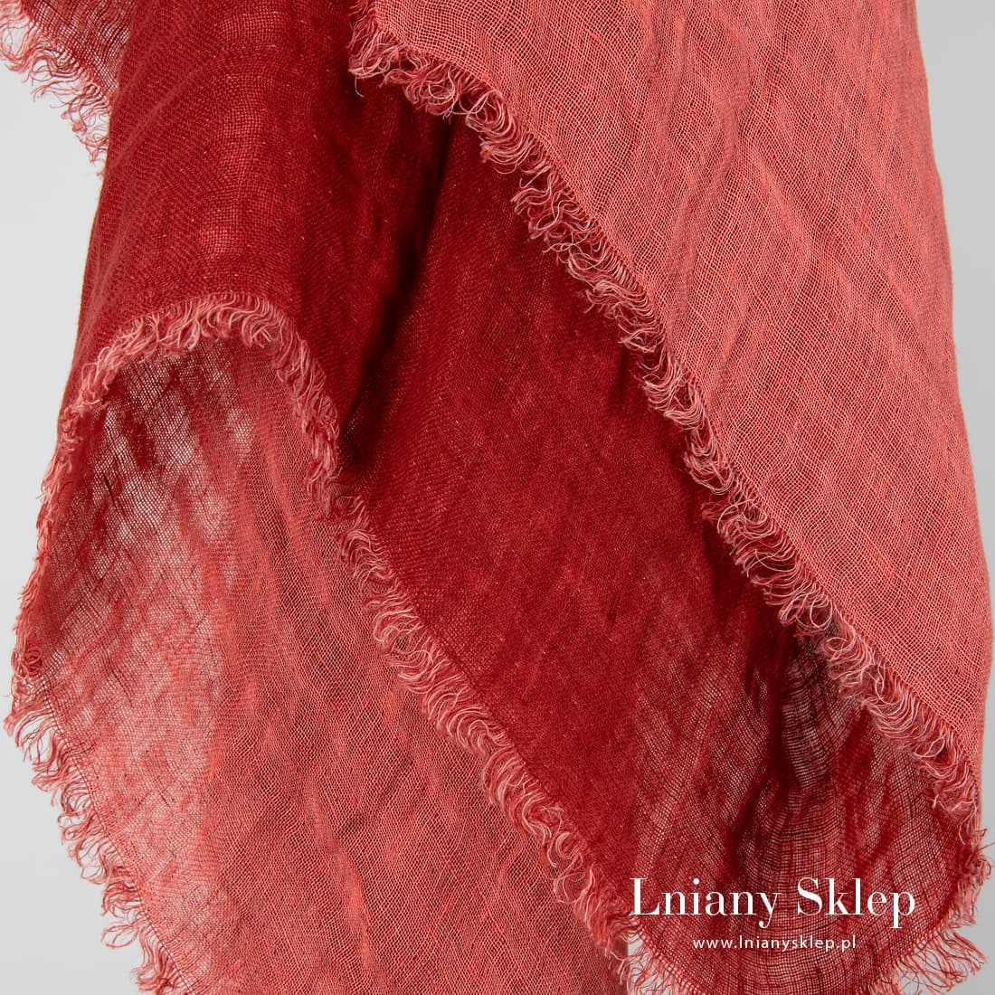 Brzegi chusty zdobią strzępione frędzelki.