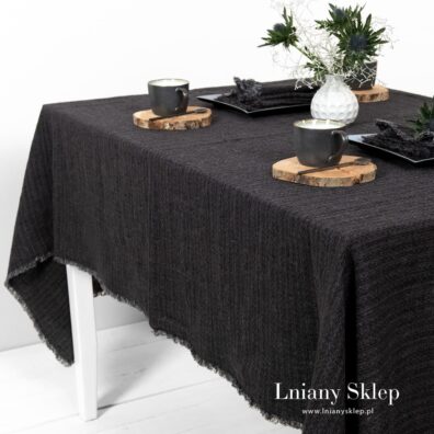 Ciemny obrus z pranego lnu.