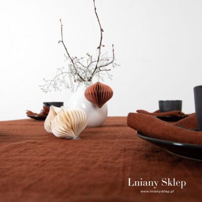 Obrus z tkaniny 100% lnianej.