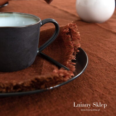 Ruda serwetka z pranego lnu.