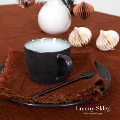 Serwetkę zdobią strzępione frędzelki.