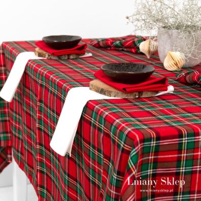Obrus w jaskrawą kratkę.
