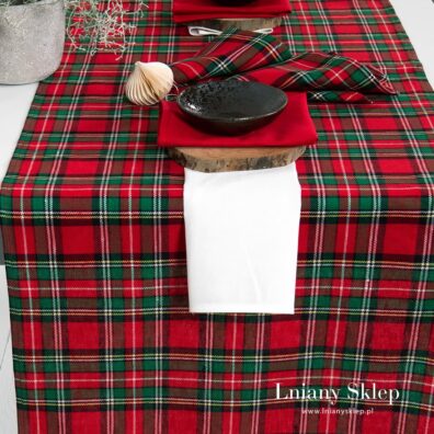 Bieżnik stołowy w jaskrawą kratkę.