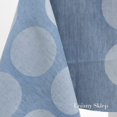 Szarawe duże grochy na niebieskim tle.