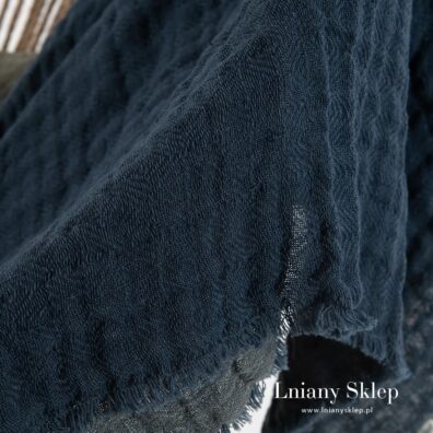 Pled z przędzy granatowej i szarej o zielonym odcieniu.