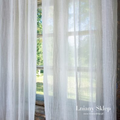 Białe, rzadko wytkane firanki z mlecznobiałego lnu.