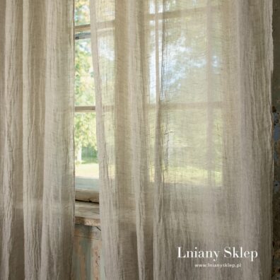 Firanki z pranego, lekko gniecionego lnu.
