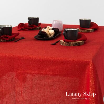 Czerwony obrus i serwetki - bankietki.