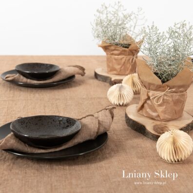 Lniany brązowy obrus.