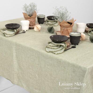 Jasnozielony obrus z pranej tkaniny 100% lnianej.