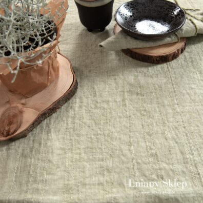 Gładkie tło wytkane w wąskie ażurowe paski.