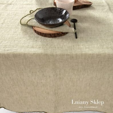 Brzeg wykończony gęsty ściegiem z ciemniejszej nici.