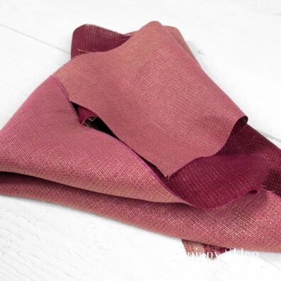 Dwustronna tkanina połyskująca złotem.