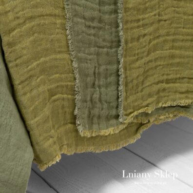 Wszystkie brzegi narzuty zdobią 1,5cm strzępione frędzelki.