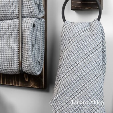 Szary, w czarne paski ręcznik wytkany splotem waflowym.