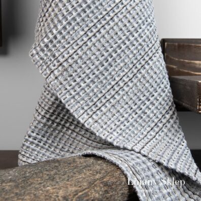 Szary ręcznik z pranej tkaniny lniano - bawełnianej.