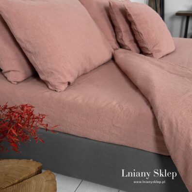 Jasnorude prześcieradło z gumką lub zwykłe.