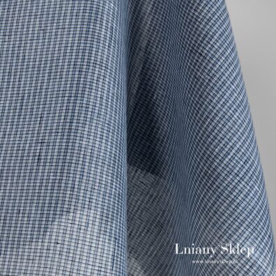 Prześwitujący niebieski len na firanki.