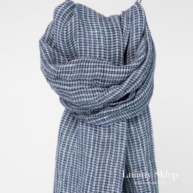 Niebieski w krateczkę szalik.