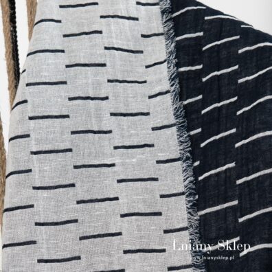 Dwustronny pled wytkany w prążki.