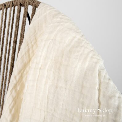 Lekko żółtawy pled z mlecznobiałej i jasnożółtej przędzy.