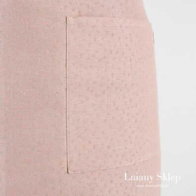 Różowy fartuch z kieszeniami.