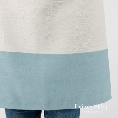 Niebieski pas w dole fartucha.