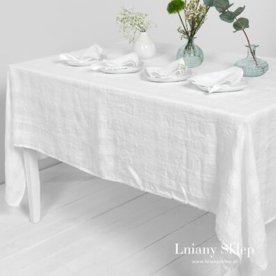 Śnieżnobiały obrus lniany.