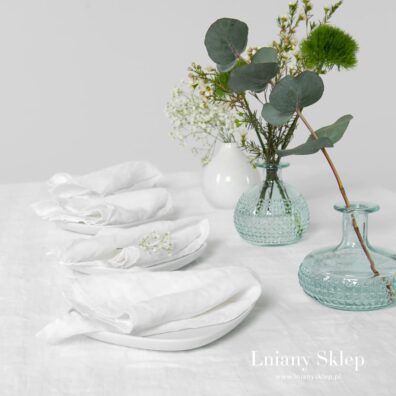 Śnieżnobiały obrus z pranego lnu 100%.