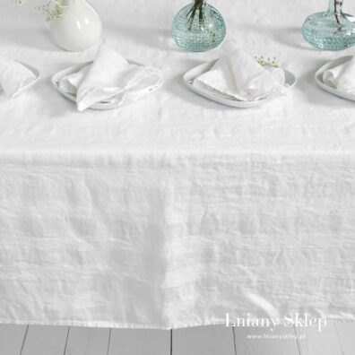 Biały obrus z pranej tkaniny lnianej.