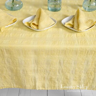 Obrus z pranego lnu w prześwitującą kratkę.