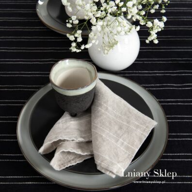 Szara serwetka, czarny obrus. URBAN.