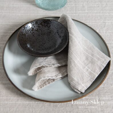 Lniana serwetka w białe paski.