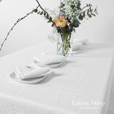 NARA również biały obrus.