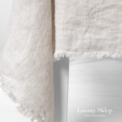 Brzegi zdobią strzępione frędzelki 1.5cm.