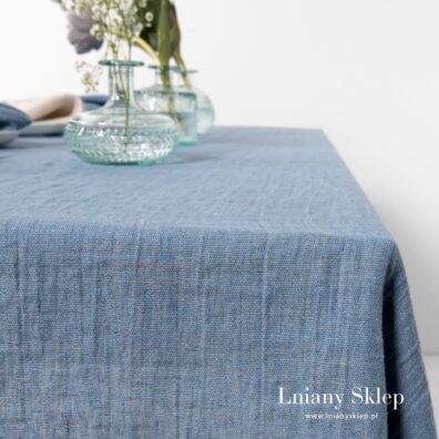 Obrus niebieski w melanżu z szarym.
