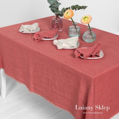 Obrus z pranego różowego lnu.