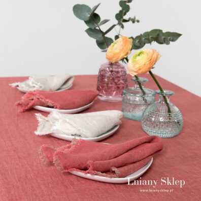 MANTIS różowy obrus i serwetki różowe i szare.