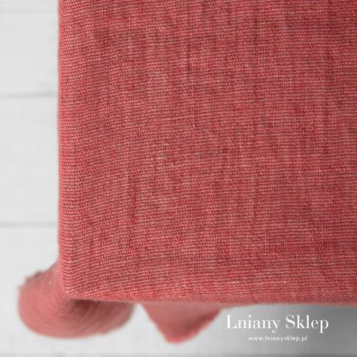 Różowy obrus lniany.