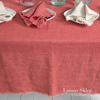 Różowy obrus z pranej tkaniny lnianej.