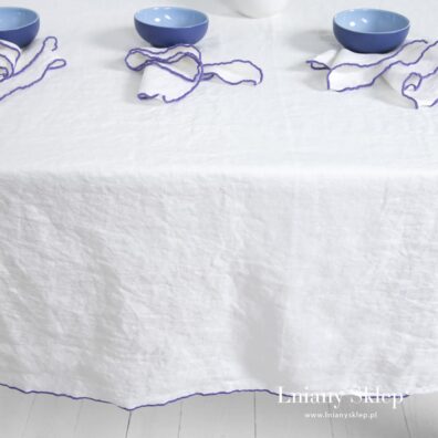 Biały obrus. Dostępny w 4-ech rozmiarach.