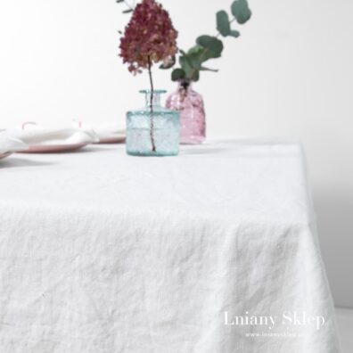 Obrus z pranej tkaniny lnianej.