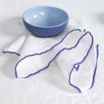 Mlecznobiała serwetka z pranego lnu.