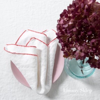 Serwetka z pranej tkaniny lnianej.