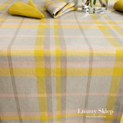 Obrus w szaro - żółtą kratkę.