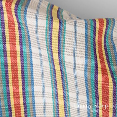 Tkanina z białej, niebieskiej, szarej, fioletowej, żółtej, czerwonej i niebarwionej przędzy.